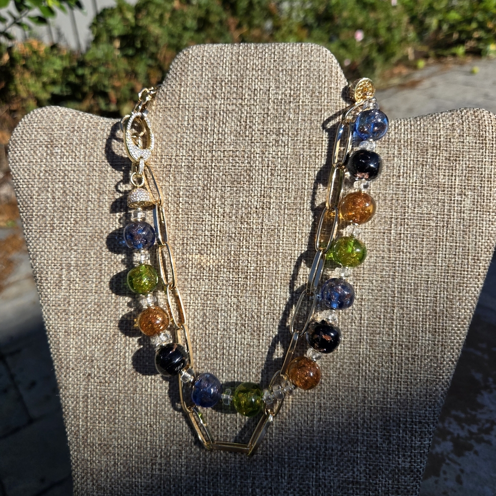 Elegant Multicolor Beaded Necklace - Picture 4 of 4